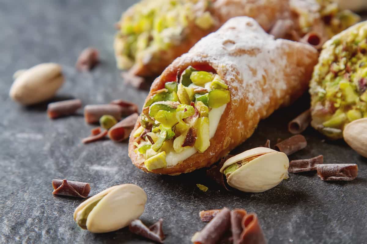 Cannolis with pistachio