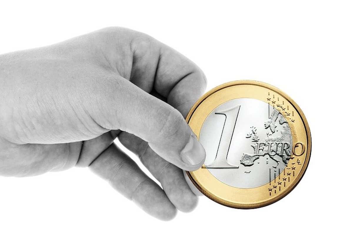 It is always useful to have 1 and 2 Euro coins handy for tipping in Italy.Duro Uero