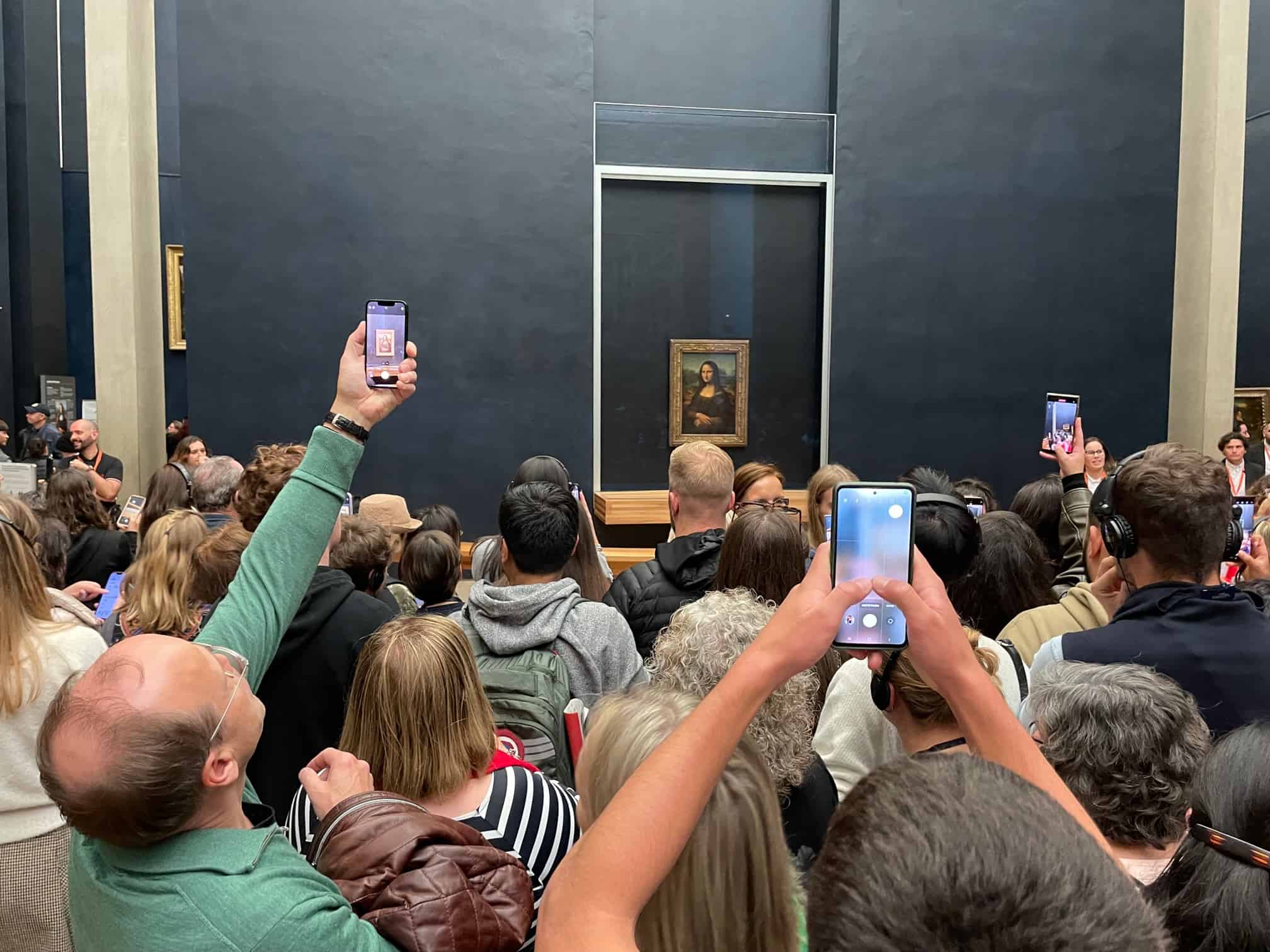 Mona Lisa always draws a crowd