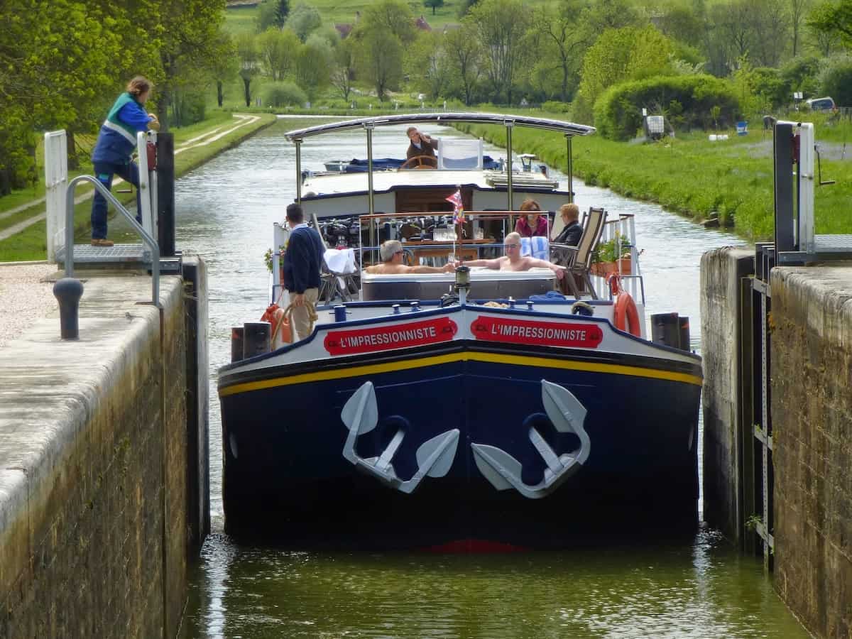 Traveling through a lock in Burgundy