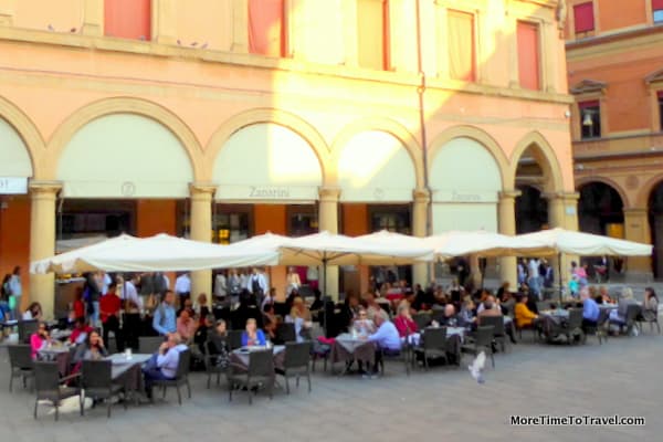 Aperitivo time at Zanarini in Bologna