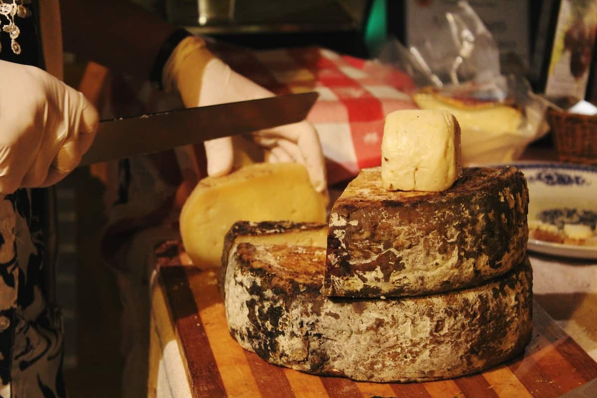 Abruzzo Food: Pecorino Di Farindola (Adobe stock)