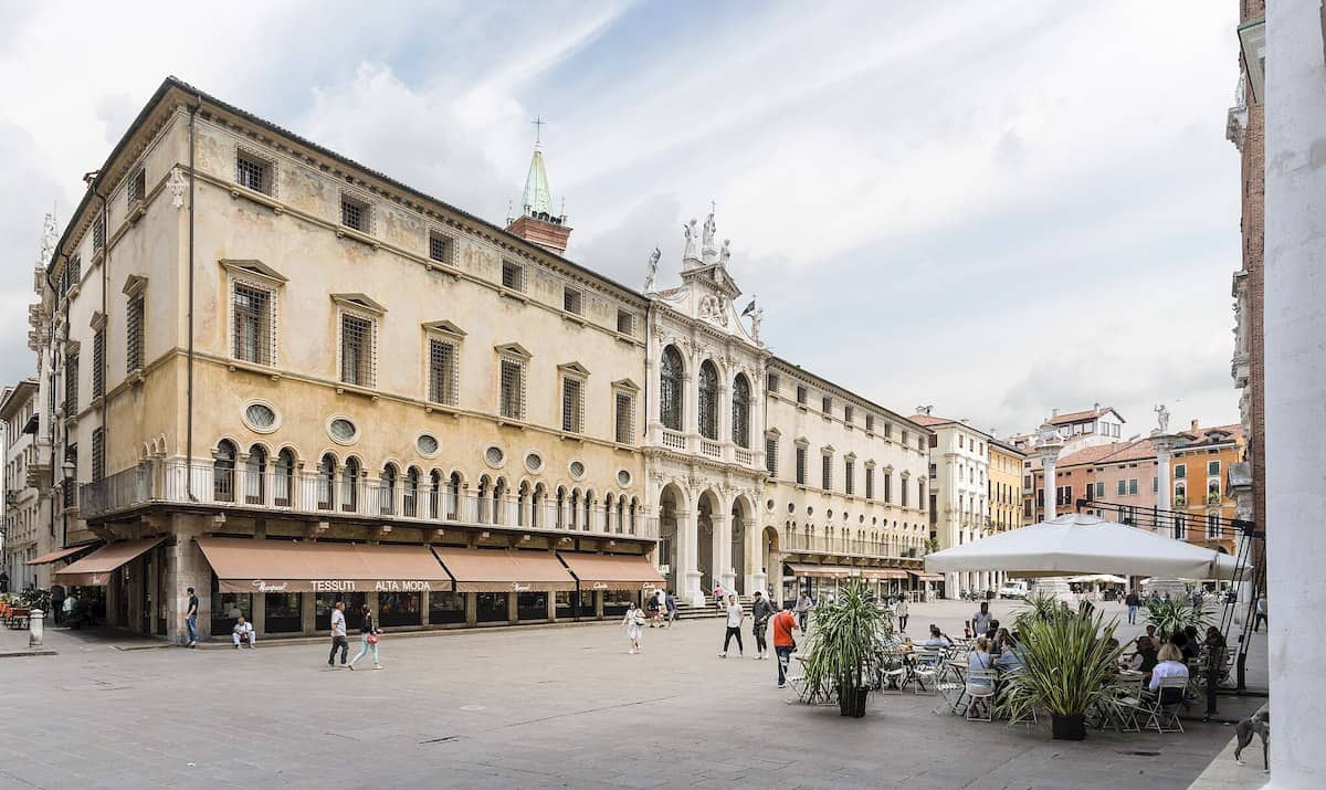 Piazza dei Signori (Vicenza). (2023, May 21). In Wikipedia. https://it.wikipedia.org/wiki/Piazza_dei_Signori_(Vicenza)