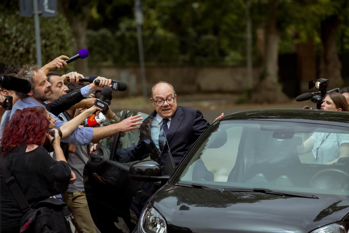 The prospective mayor hounded by the paparazzi (Gianfilippo De Rossi/Amazon Studios)